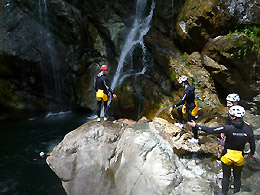 Canyoning - Il gruppo si prepara al salto